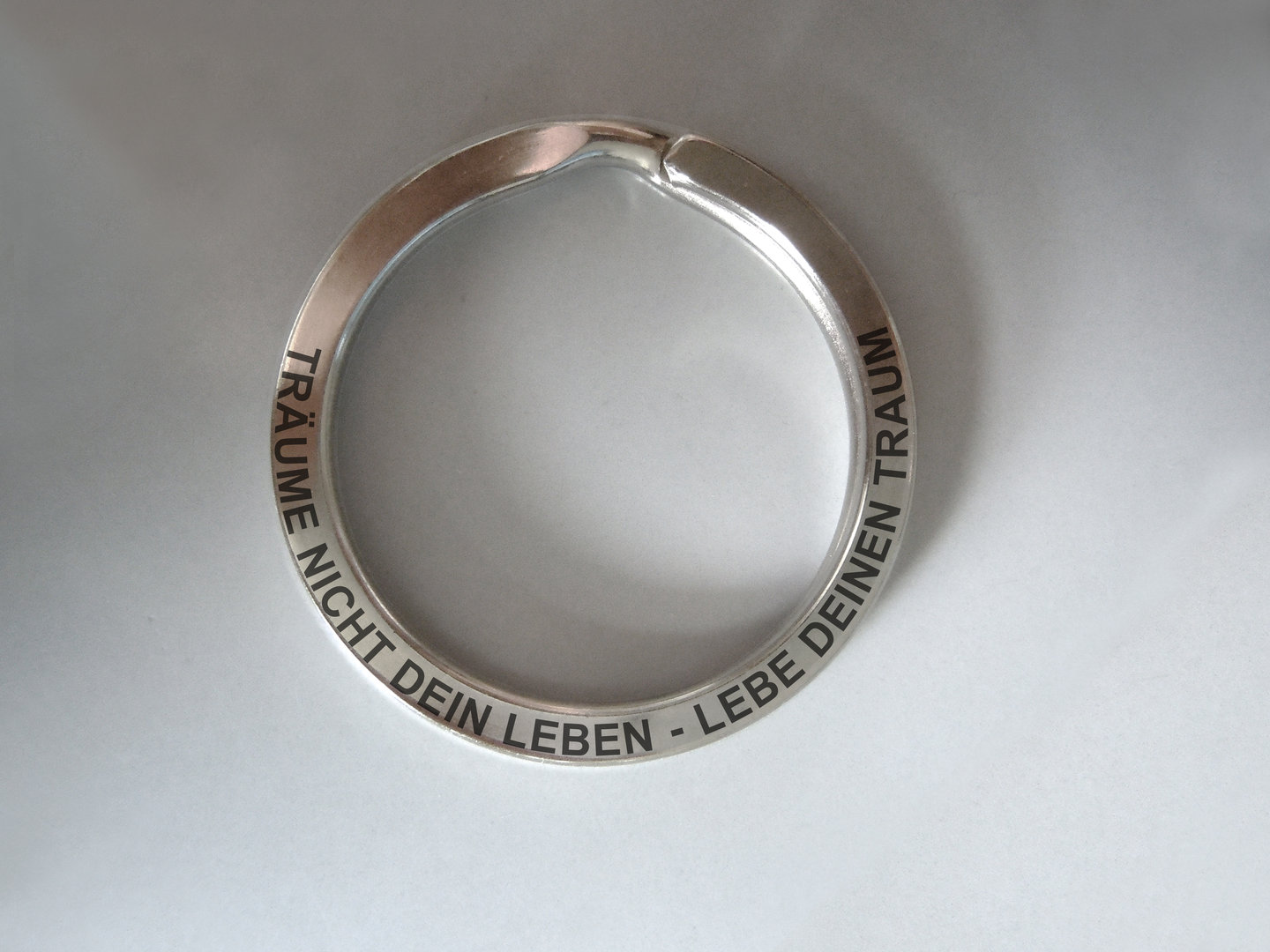 Design-Schlüsselring Ø 30mm, mit Lasergravur "TRÄUME NICHT DEIN LEBEN-LEBE DEINEN TRAUM"